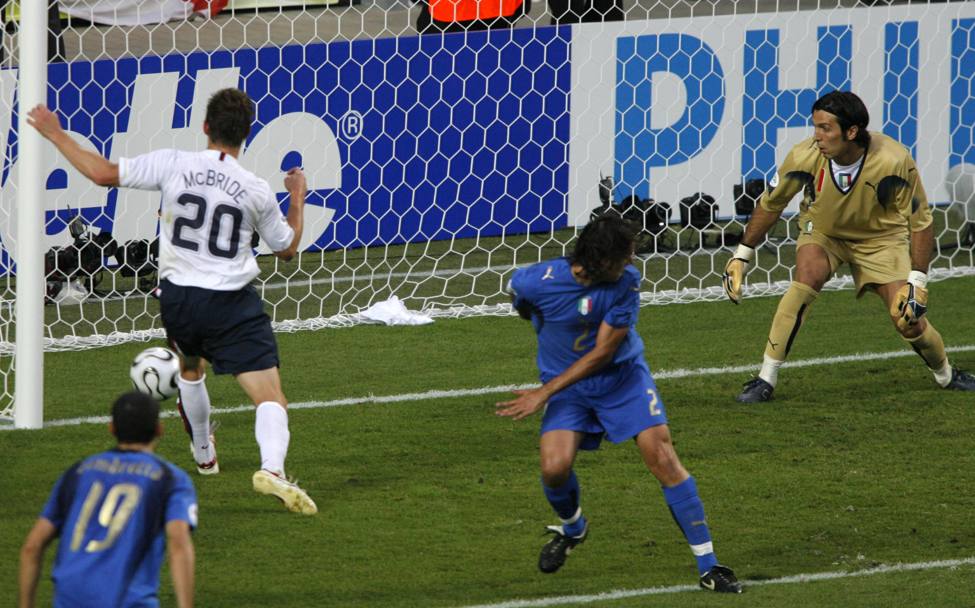 Mondiale 2006, in Germania. L&#39;Italia batte 2-0 il Ghana e pareggia 1-1 con gli Usa: autogol di Zaccardo e gol di Gilardino: unica rete su azione subita da Buffon nel torneo. Ap